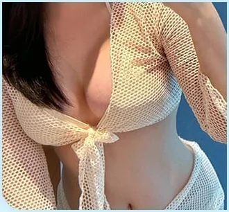 หลังศัลยกรรมหน้าอก สวมเสื้อคลุมซีทรู