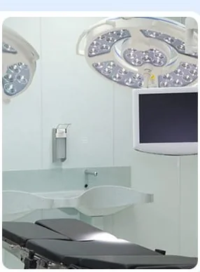 ห้องผ่าตัดของ U&U ที่มีโคมไฟไร้เงาและจอมอนิเตอร์
