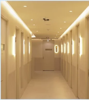 ทางเดินที่เรียงรายด้วยห้องพักฟื้นส่วนตัว