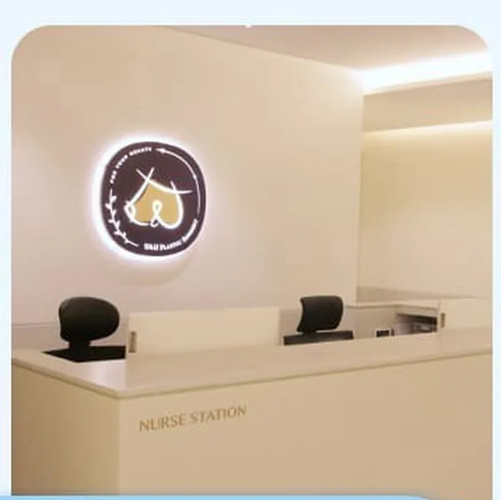 เคาน์เตอร์พยาบาลและห้องรอภายในคลินิกศัลยกรรมตกแต่ง U&U