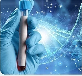 ภาพกราฟิก DNA ที่มือสวมถุงมือถือหลอดตัวอย่างเลือด