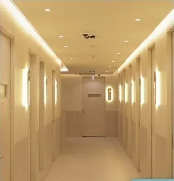 ทางเดินของ U&U ที่เรียงต่อด้วยห้องพักฟื้นส่วนตัว 1 คน