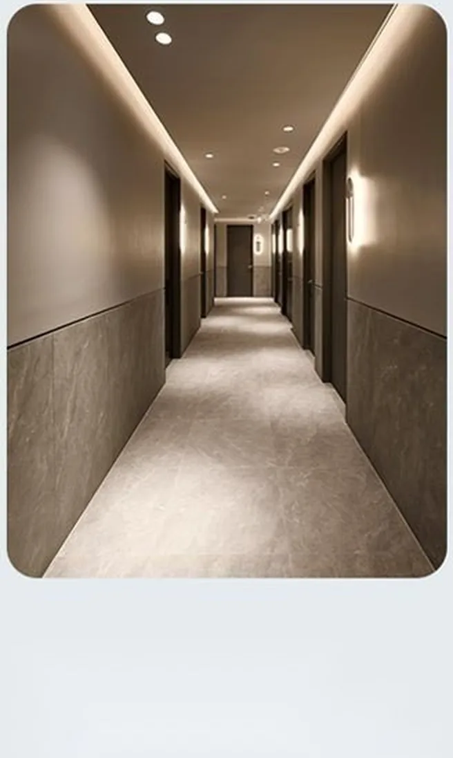 ทางเดินของ U&U ที่เรียงรายด้วยห้องตรวจส่วนตัวเดี่ยว