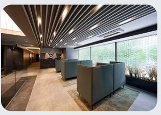 เลานจ์รอของ U&U ที่มองเห็นสวนนอกหน้าต่าง