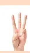 มือที่ชูสามนิ้ว