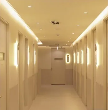 ทางเดินของ U&U ที่เรียงรายด้วยห้องพักฟื้นส่วนตัว 1 คน