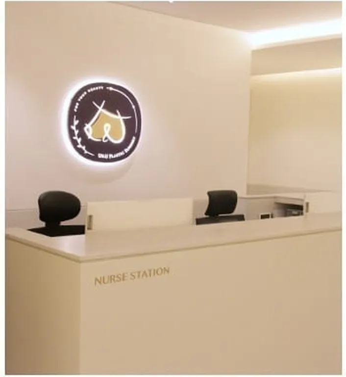 เคาน์เตอร์พยาบาลและห้องรอภายในคลินิก U&U